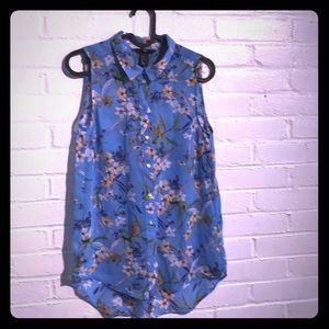 H&M sleeveless button up shirt.